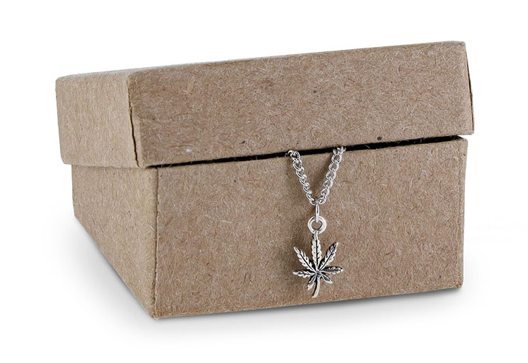 pot-leaf-necklacein-box